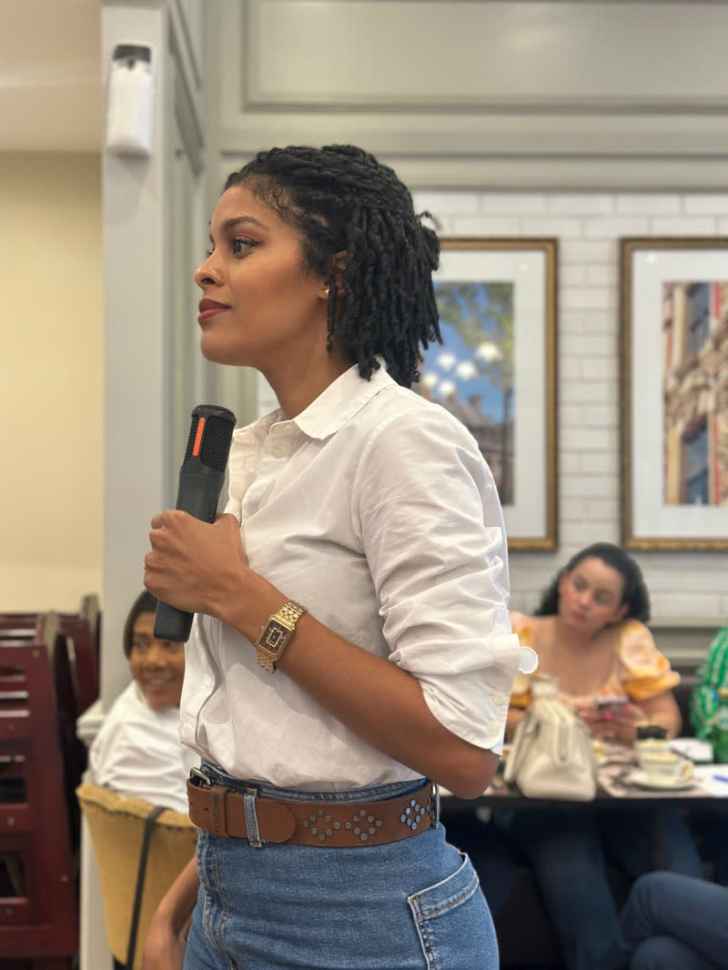 Janizbel Ferrera dando una charla de finanzas personales en Panamá