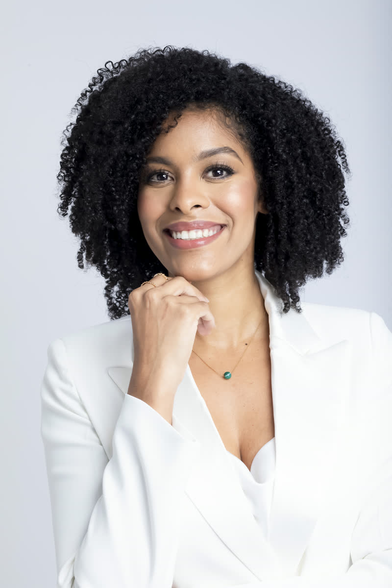 Janizbel Ferrera, coach financiera panameña, retrato de estudio con blazer blanco